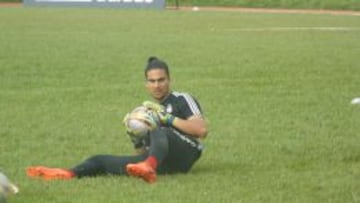 El encargado de la puerta del América, tiene un dejo paisa, y en efecto, asegura que “de paisa tengo todo: desde el desayuno con arepa y chocolate”.