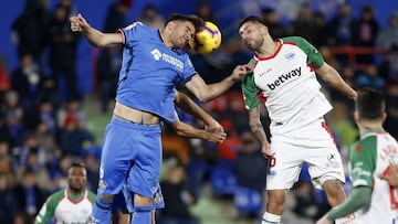 Cabrera y Marip&aacute;n pelean un bal&oacute;n. 