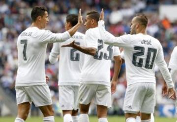 Celebraci¨®n del gol de Jes¨¦ que hace el 3-1 para el Real Madrid.