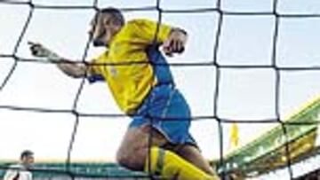 <b>EL PRIMERO. </b>Ljungberg corre a celebrar el primer tanto de Suecia. Los nórdicos no tuvieron piedad de una más que débil selección búlgara.