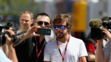 Fernando Alonso posa junto a un fan en Montmeló.