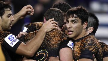 Argentina&#039;s Jaguares hooker Julian Montoya (back to camera) celebrates with teammates after scoring a try against Japan&#039;s Sunwolves during their Super Rugby match at Jose Amalfitani stadium in Buenos Aires, on June 14, 2019. (Photo by ALEJANDRO 