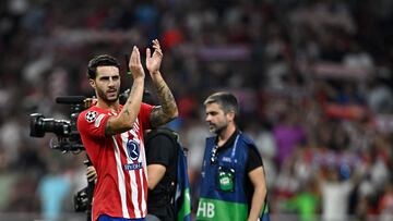 Mario Hermoso aplaudiendo a la afici¨®n del Metropolitano.