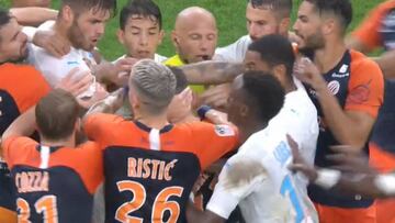 Le propina una bofetada a su rival en la cara del árbitro y se organiza un lío mundial