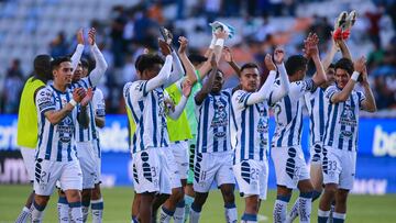 Jugadores del Pachuca festejan con su afición el triunfo sobre Monterrey.