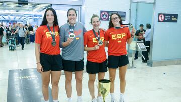 Gracia Alonso de Armiño, Vega Gimeno, Sandra Ygueravide y Juana Camilión, a su llegada a Madrid tras el oro europeo.