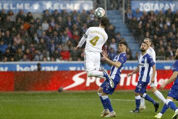 Alavés 0-1 Real Madrid | Gran centro de Toni Kroos y Sergio Ramos que la peinó para batir a Pacheco y adelantar a su equipo en Mendizorroza