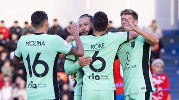 Memphis Depay celebra con sus compañeros sus dos goles en Lugo que dan el pase a octavos del Atleti.