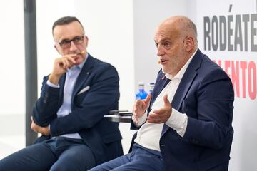 Javier Gómez y Javier Tebas, durante la presentación de los límites salariales de la temporada 24-25.