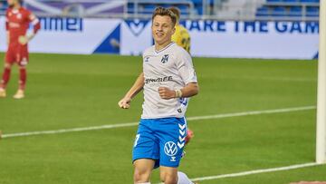 Germ&aacute;n Valera celebra un gol con el Tenerife.