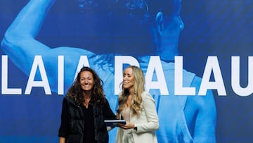 MADRID, 27/09/2022.- La exjugadora Laia Palau junto con la exjugadora Marta Fernández, hermana de Rudy Fernández,, durante la presentación de la Liga Endesa de Baloncesto Femenino, este martes en Madrid. EFE/Sergio Pérez
