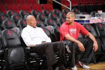 J.B. Bickerstaff, asistente del entrenador de Houston Rockets, con su padre Bernie Bickerstaff, asistente del entrenador de Cleveland Cavaliers.