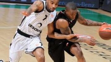 <b>DUELO DE BASES. </b>Aaron Jackson (de blanco) se vio superado por Bo McCalebb y su Montepaschi Siena.