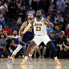 LeBron le gana a Curry un duelo de leyenda