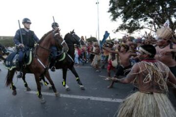 Los pueblos nativos de diferentes tribus de Brasil protestaron contra la política indígena del gobierno y de los costes de la Copa del Mundo de 2014. Los cuerpos de seguridad lanzaron gases lacrimógenos para evitar que los manifestantes se acercaran al estadio Mane Garrincha de Brasilia donde se exhibía la Copa del Mundo. 