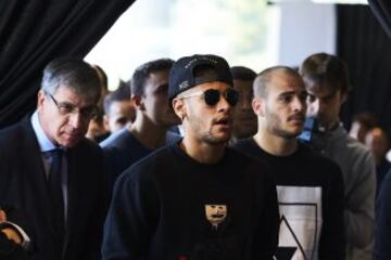 El jugador del FC Barcelona Neymar Jr durante la visita que realizó la plantilla blaugrana al espacio memorial que se encuentra en el Camp Nou para despedir a Johan Cruyff.