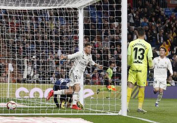 ¡¡MARCA CEBALLOS!! ¡Centro perfecto desde la derecha de Bale con el exterior que recibe Benzema en el segundo palo y la deja perfecta de cabeza para que el sevillano la empuje en el área pequeña!