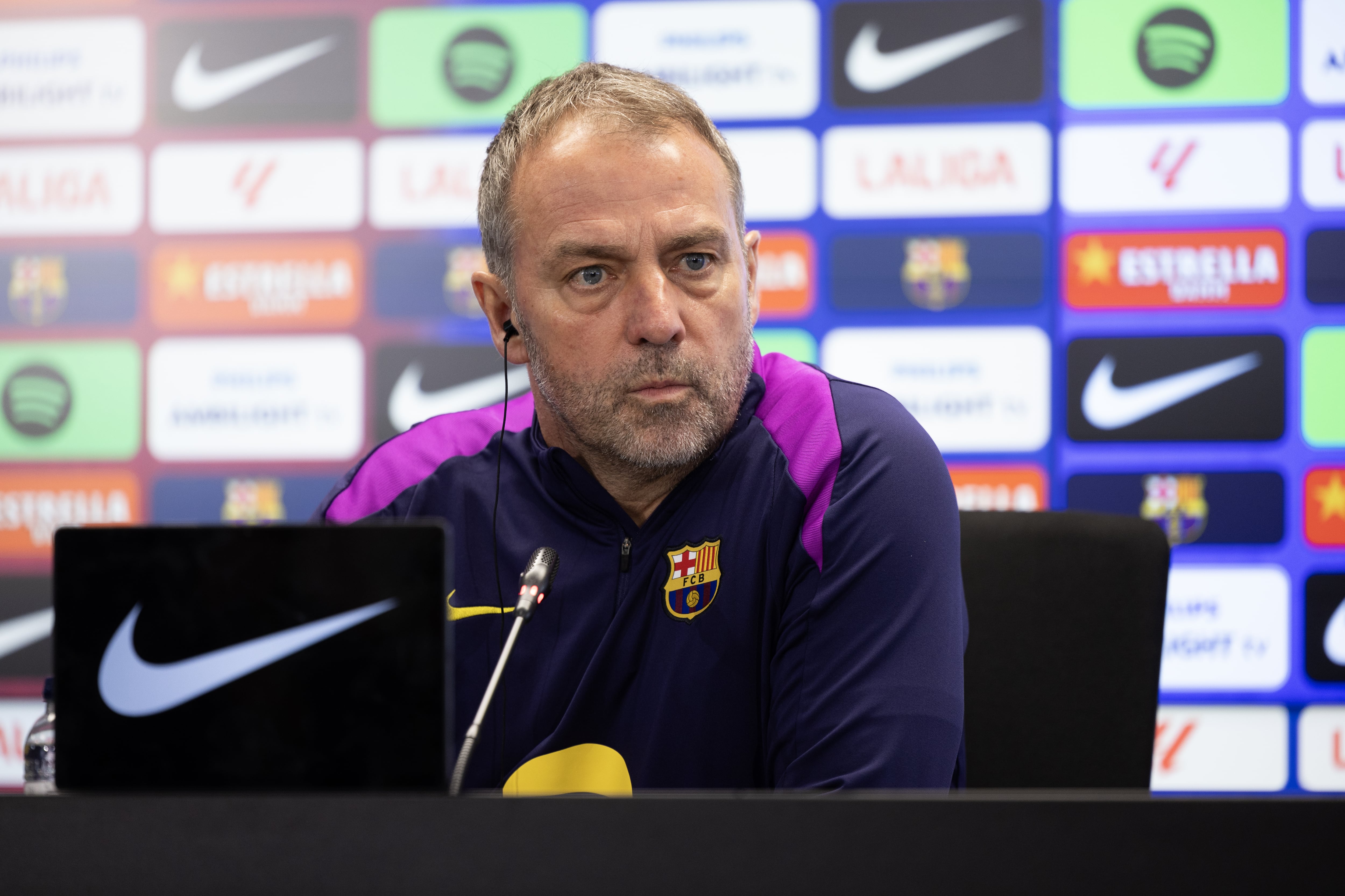 Flick: “En el fútbol estamos para la inclusión; un grupo de idiotas no lo entiende”