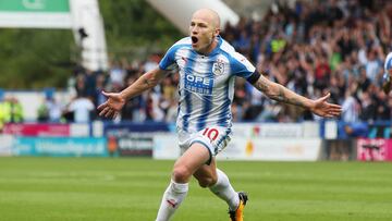 Aaron Mooy celebra el gol del Huddersfield.