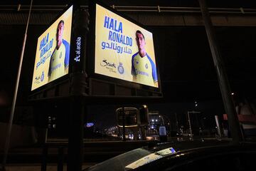Cristiano Ronaldo ya est¨¢ en Arabia Saud¨ª. El portugu¨¦s ser¨¢ presentado en el d¨ªa de hoy con su nuevo equipo y cientos de aficionados le han esperado en su aterrizaje en su nuevo pa¨ªs.
