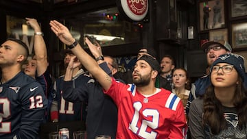 Los aficionados de los Patriots se reunieron en bares para ver el partido mientras comían alitas y bebían cervezas.