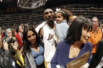 Con su mujer, Vanessa, y su hija mayor, Natalia, abandonaba la cancha de los Staples Center tras su memorable exhibición.
