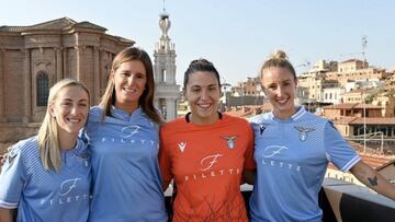 La m&iacute;tica futbolista espa&ntilde;ola Adriana Mart&iacute;n posa con la camiseta de su nuevo equipo, la Lazio, junto a sus compa&ntilde;eras.