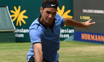 Federer returns to Florian Mayer in Halle