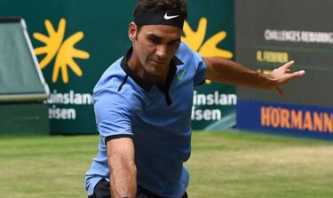 Roger Federer strolls into Halle semis for the 13th time