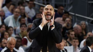 MADRID, 27/04/2023.- El entrenador del Real Madrid, Chus Mateo, durante el segundo partido de los cuartos de final de la EuroLiga que Real Madrid y Partizan Belgrado disputan este jueves en el Wizink Center, en Madrid. EFE/Juan Carlos Hidalgo