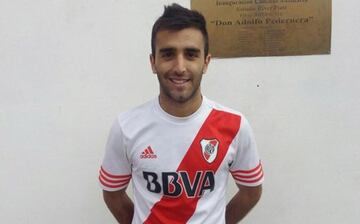 Es hijo del exrojinegro del Atlas, el argentino Pablo Lavallén. Aunque se formó en la cantera de River Plate, volvió a México en 2017 para integrarse a las inferiores de los Zorros pero no se concretó, aunque ha dicho que quiere representar a México. Nació en Guadalajara y tiene 21 años, por lo cual llegaría de 28 al Mundial 2026.