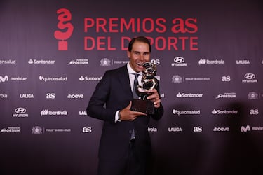 Rafael Nadal posa con el Premio AS del Deporte 2025 durante la Gala de los Premios AS 2025.