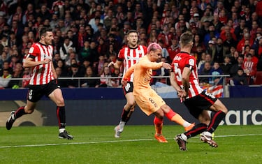 El jugador del Atlético de Madrid, Griezmann, marca el 1-0 al Athletic Club. 
 