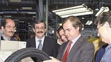 <b>ENTRE AMIGOS. </b>Carlos Sainz pasó una jornada en Lasarte rodeado de antiguos colaboradores.