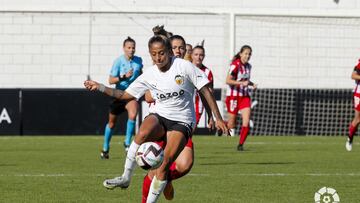 Kerlly, controlando un balón.