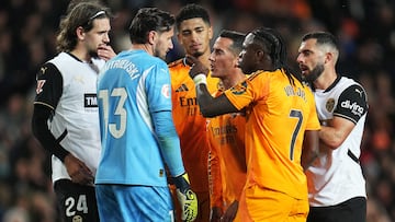 La tangana que se formó tras el encontronazo entre Dimitrievski y Vinicius.