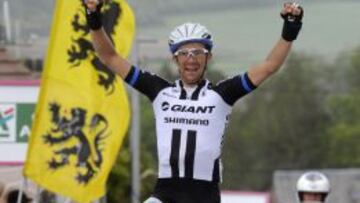El franc&eacute;s Thierry Hupond, del Giant-Shimano, celebra la victoria en solitario.
 