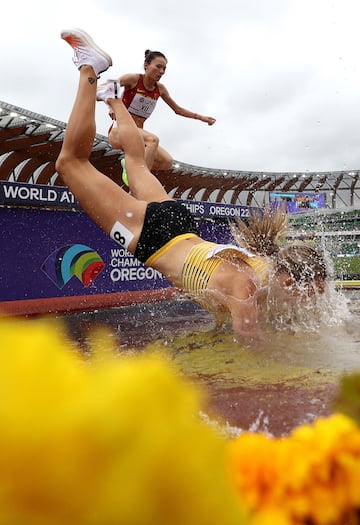 Lea Meyer, del equipo de Alemania, cae en el obstáculo de agua durante las eliminatorias de la carrera de obstáculos de 3000 metros femeninos en el segundo día del Campeonato Mundial de Atletismo Oregon 2022. 