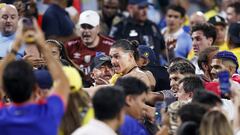 Charlotte (United States), 10/07/2024.- Uruguay's Darwin Nunez (C) scuffles with fans after Uruguay lost after the CONMEBOL Copa America 2024 semi-finals match between Uruguay and Colombia in Charlotte, North Carolina, USA, 10 July 2024. EFE/EPA/BRIAN WESTERHOLT
