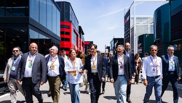 El presidente de la Generalitat, Salvador Illa (C) durante en el paddock del Circuito de Montmeló, donde este domingo se disputa el Gran Premio de España de Fórmula 1.