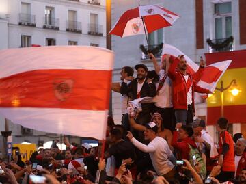 Los hinchas de River se concentraron en la Puerta del Sol antes del partido de mañana.