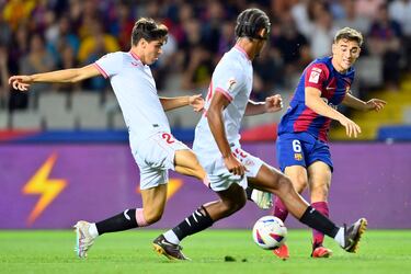 Juanlu Sánchez y Bade intentan frenar a Gavi.