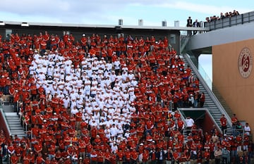 Los aficionados participan del homenaje a Rafa Nadal. 