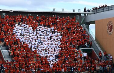 Los aficionados participan del homenaje a Rafa Nadal. 