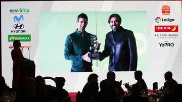 Premio AS del deporte. El tenista Novak Djokovic recibe el trofeo de manos de Vicente Jimenez, director de Diario AS, en el Madrid Arena durante las finales de la Copa Davis.