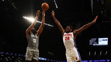 James Harden lanza un triple ante Isaiah Stewart durante el Brooklyn Nets-Detroit Pistons.