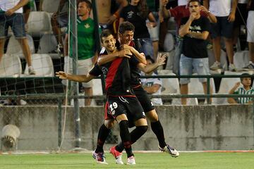Leo celebra con Piti su primer gol con el Rayo.