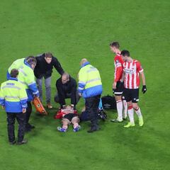 Chucky Lozano salió lesionado tras anotar un doblete