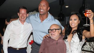 Dwayne Johnson y Danny DeVito de &quot;Jumanji: The Next Level&quot; sorprenden en una boda en Los Cabos San Lucas, M&eacute;xico. Noviembre 23, 2019.