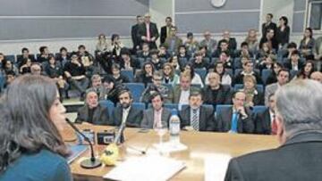 <b>PLENO TOTAL. </b>El Foro se llenó. Coghen y Ferrándiz , de espaldas, con Jaime Lissavetzky en primera fila.